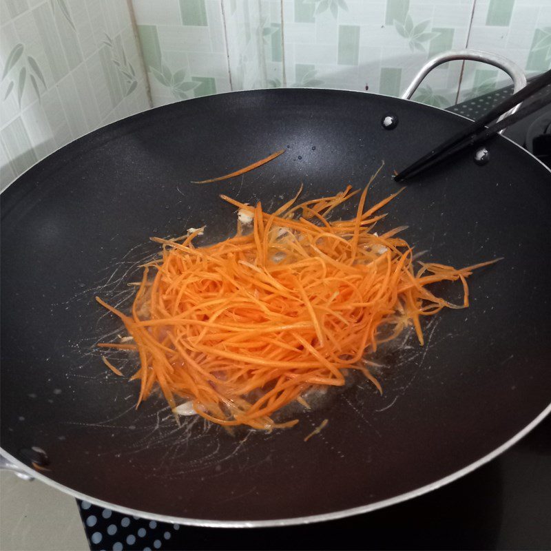 Step 2 Sauté the ingredients for Stir-fried noodles with shrimp and beef