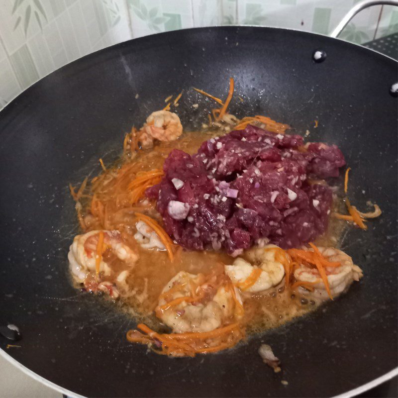 Step 2 Sauté the ingredients for Stir-fried noodles with shrimp and beef