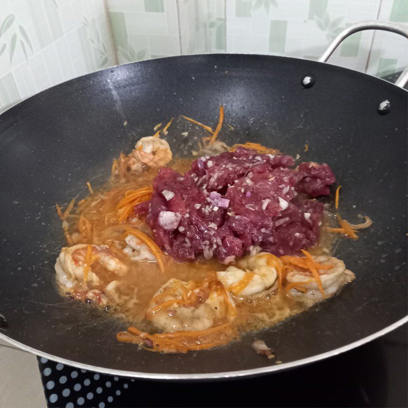 Step 2 Sauté the ingredients for Stir-fried noodles with shrimp and beef