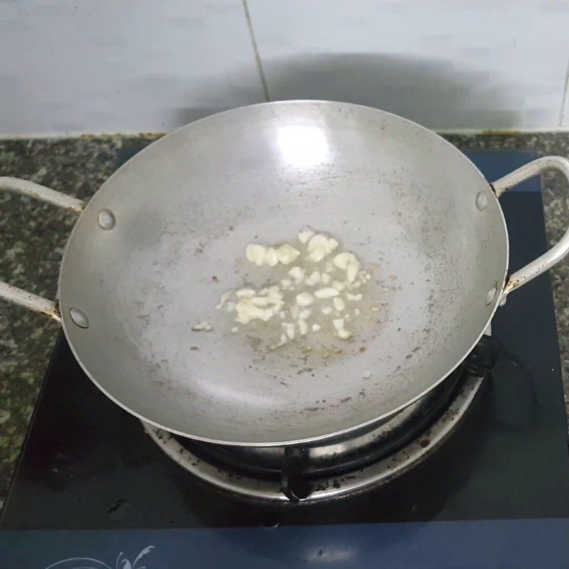 Step 3 Sauté the freshwater crab Crab soup with starfruit