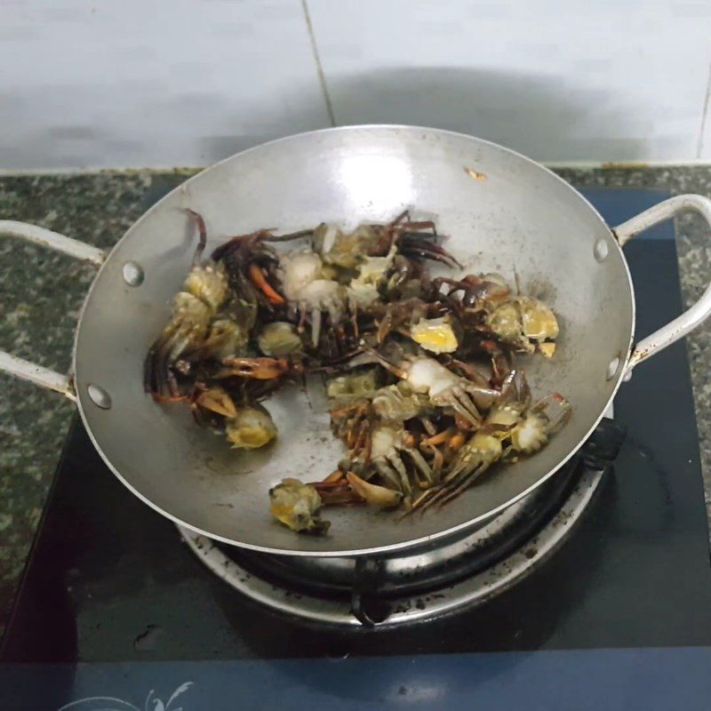 Step 3 Sauté the freshwater crab Crab soup with starfruit