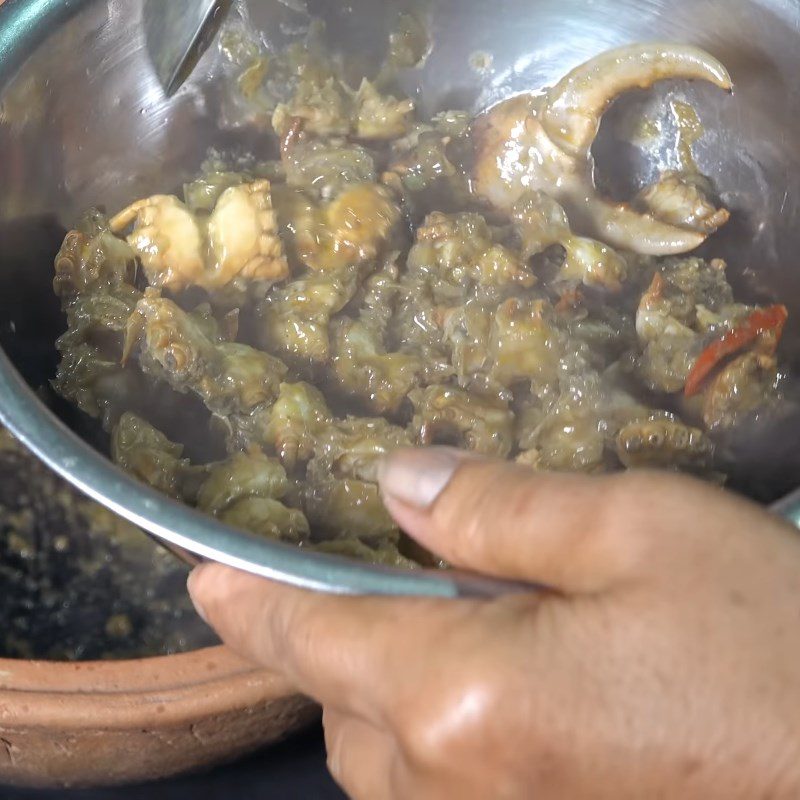 Step 3 Stir-fry crab meat and crab for sour crab soup with tamarind leaves