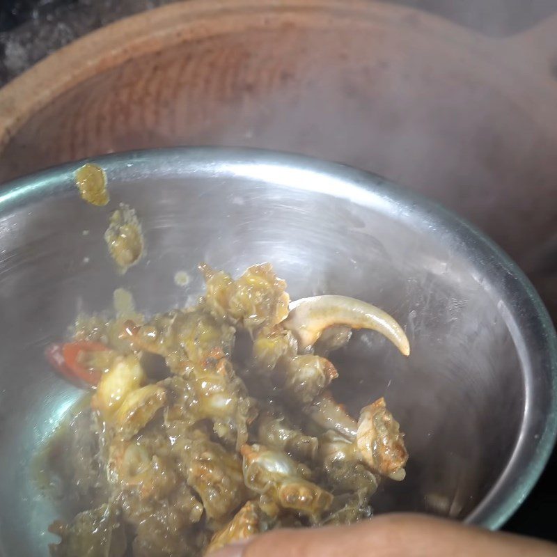 Step 3 Stir-fry crab meat and crab for sour crab soup with tamarind leaves