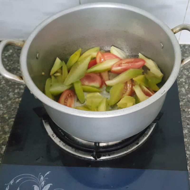 Step 4 Sauté the starfruit and tomatoes Crab soup cooked with starfruit