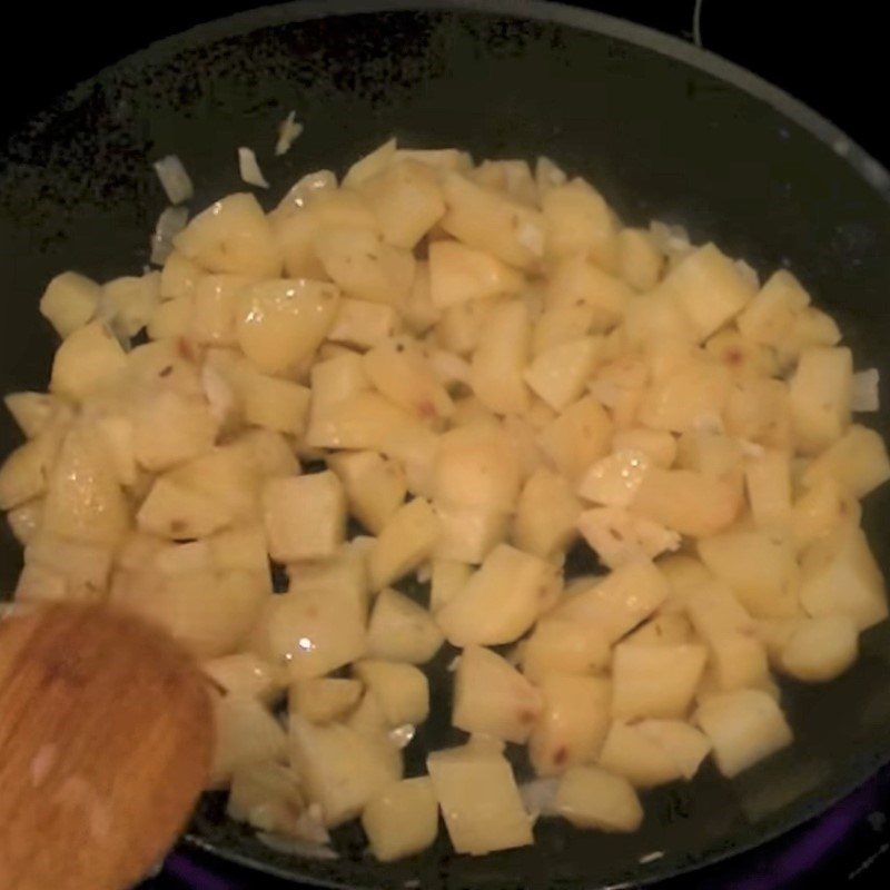 Step 2 Stir-fried potatoes Vegetarian potato soup