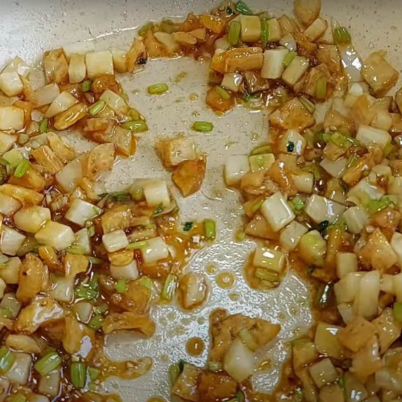 Step 2 Stir-fry the Minced Meat Sauce for Tofu with Minced Meat Sauce and Vegetarian Pork Slices