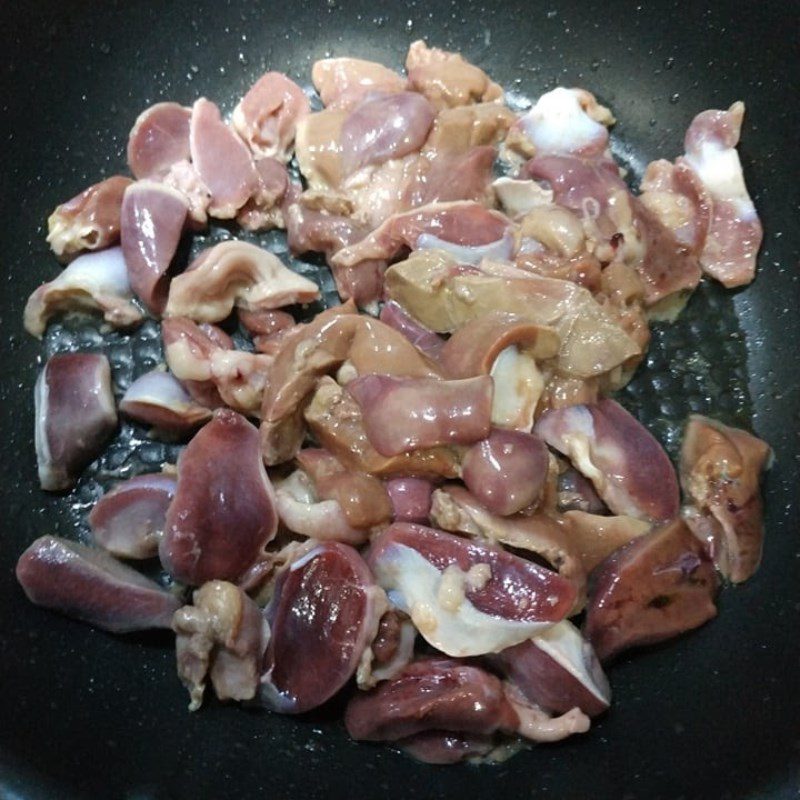 Step 3 Stir-fry kohlrabi with chicken intestines Stir-fried kohlrabi with chicken intestines