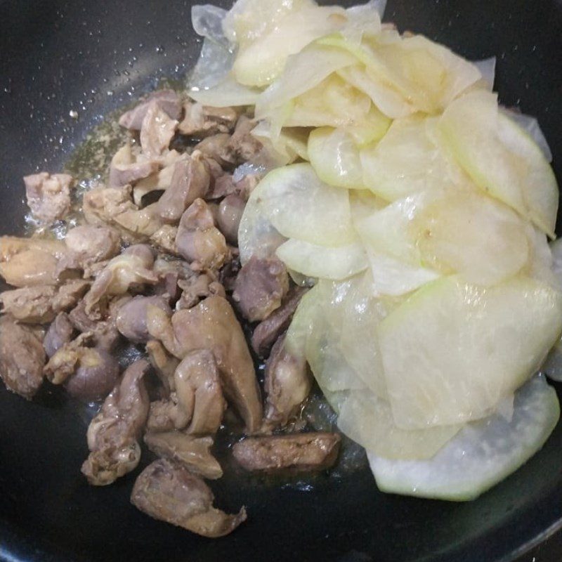 Step 3 Stir-fry kohlrabi with chicken intestines Stir-fried kohlrabi with chicken intestines