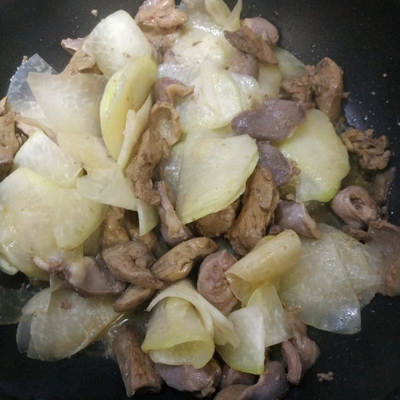 Step 3 Stir-fried kohlrabi with chicken intestines Stir-fried kohlrabi with chicken intestines