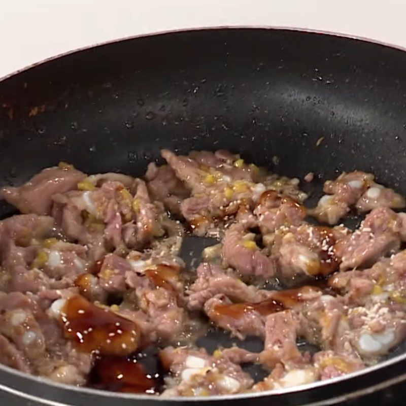 Step 3 Stir-fried ribs with tomatoes and pineapple Sweet and sour pork ribs