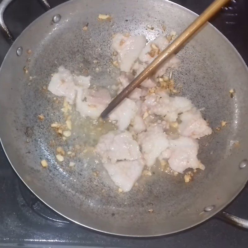 Step 2 Stir-fried meat Stir-fried pork with mustard greens