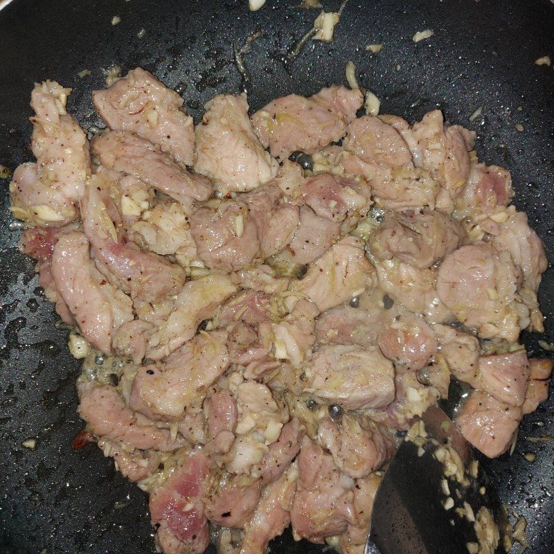 Step 3 Stir-fry the meat for Chicken Sticky Rice Sauce