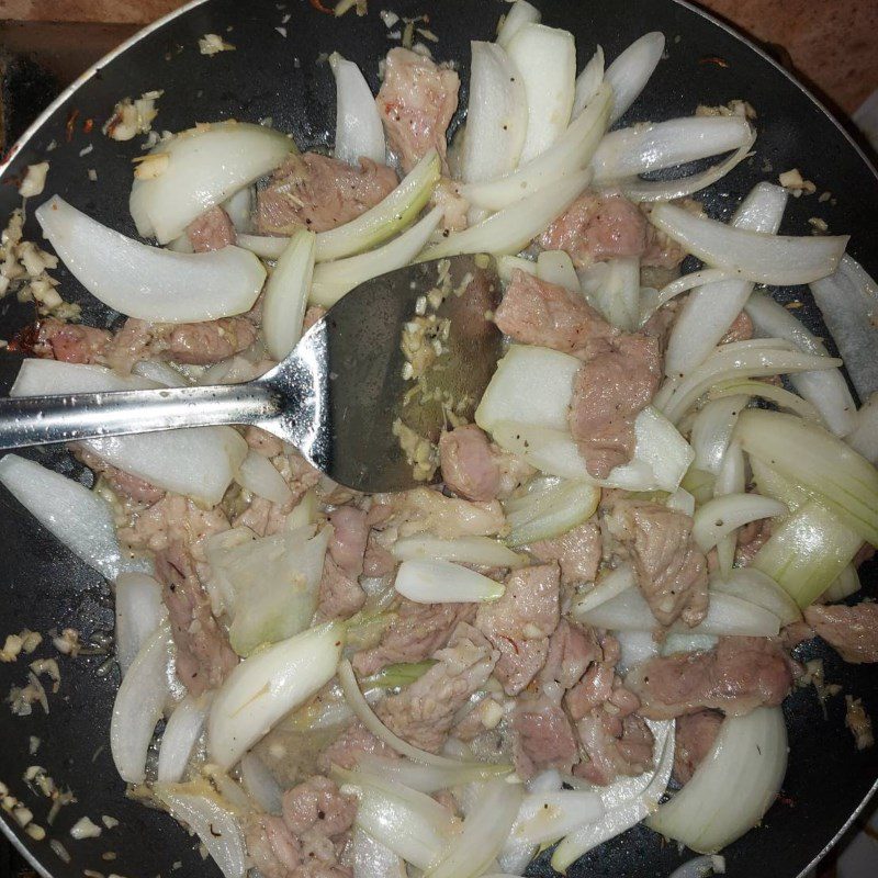 Step 3 Stir-fry the meat for Chicken Sticky Rice Sauce