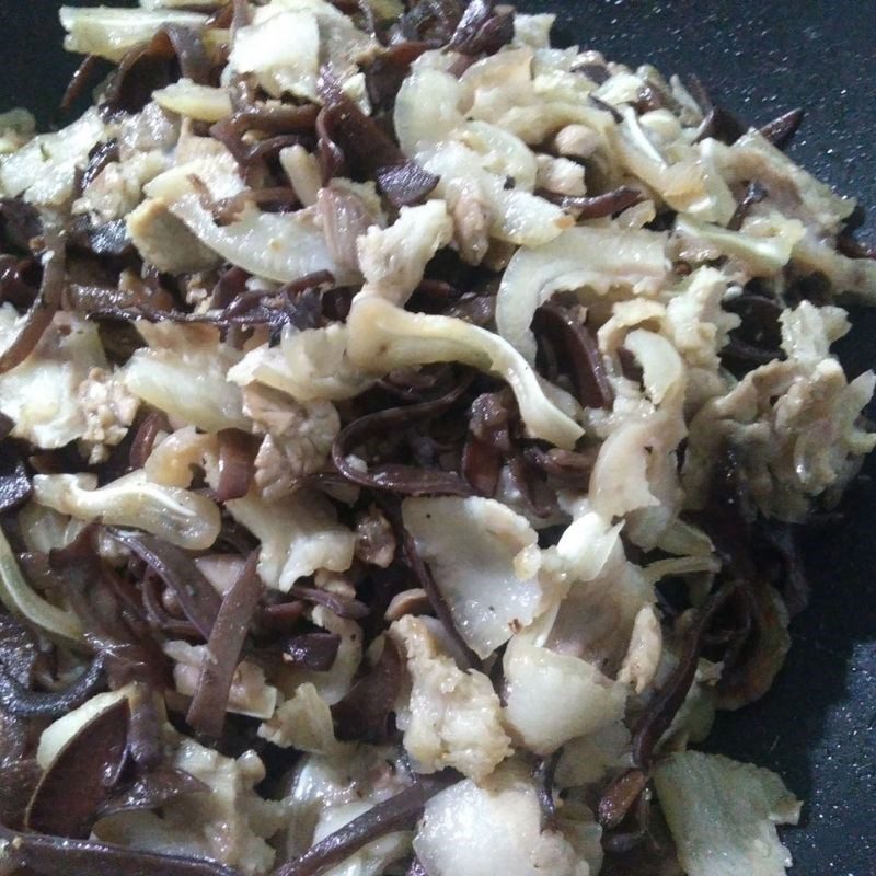 Step 5 Stir-frying meat for Gio thu (recipe shared by user)