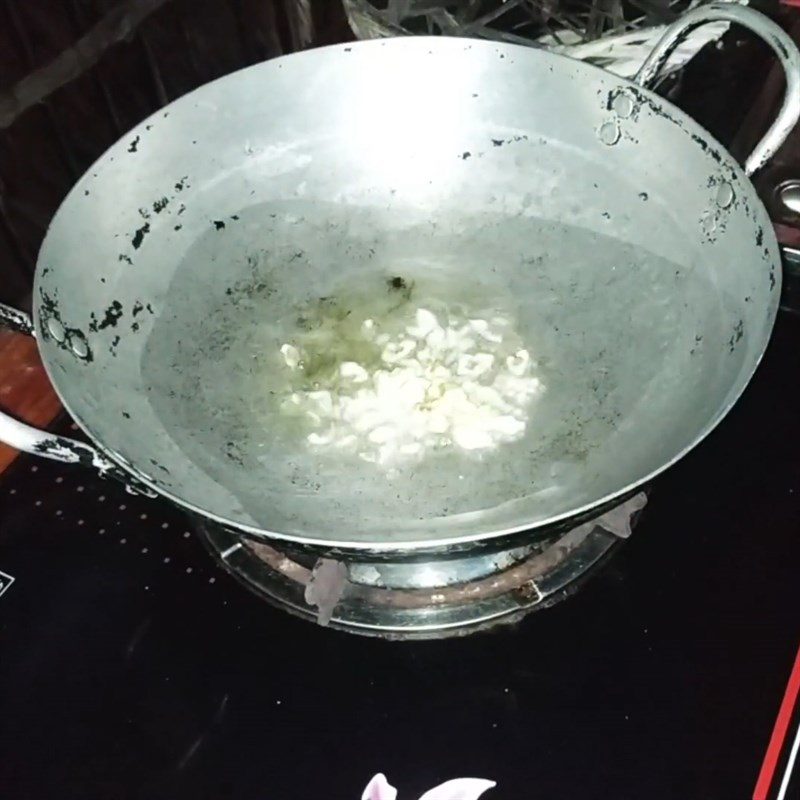 Step 2 Stir-frying meat Jackfruit stew with meat