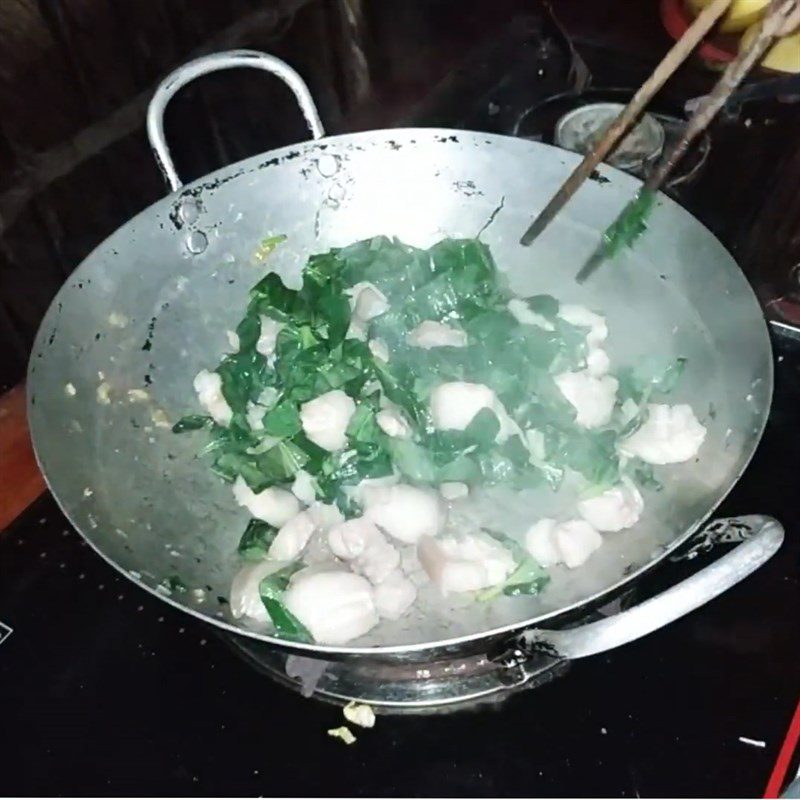 Step 3 Stir-fried pork with wild betel leaves