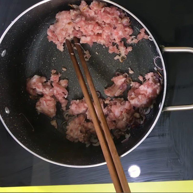 Step 2 Sauté the minced meat for Tomato Egg Soup