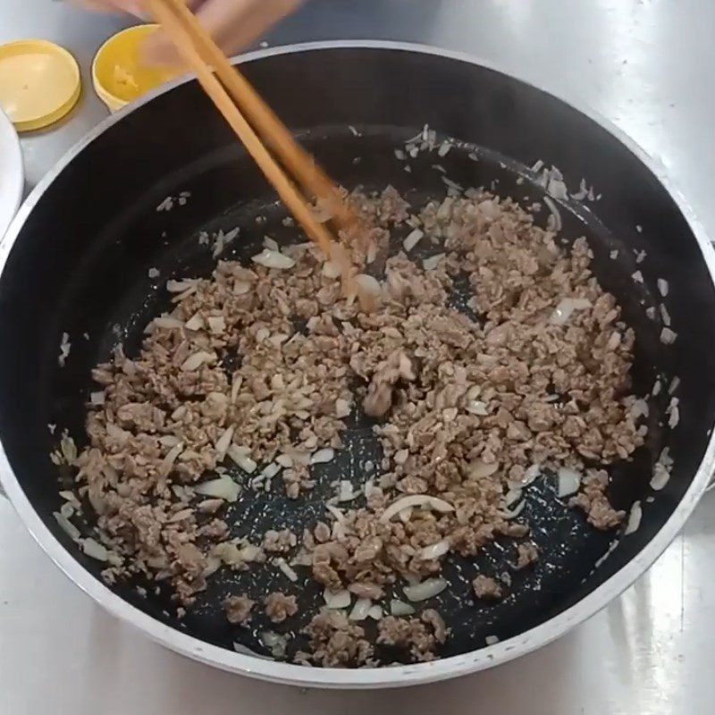 Step 2 Stir-fry beef for pumpkin soup with beef