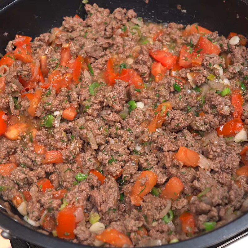 Step 2 Stir-fry the beef for minced beef sandwich