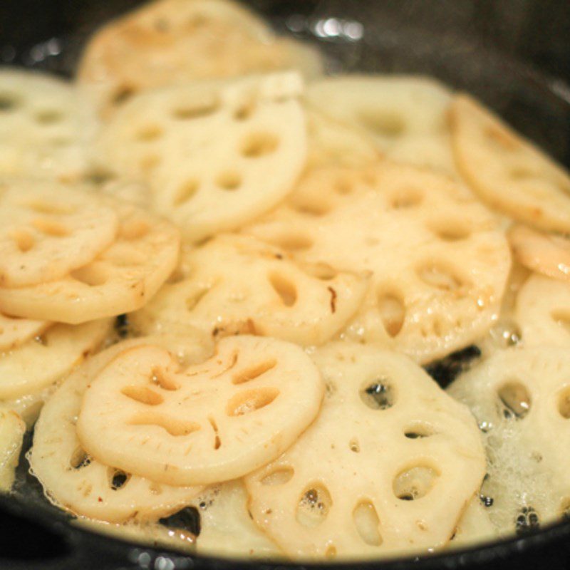 Step 2 Stir-fry the beef and lotus root for Stir-fried Lotus Root with Beef