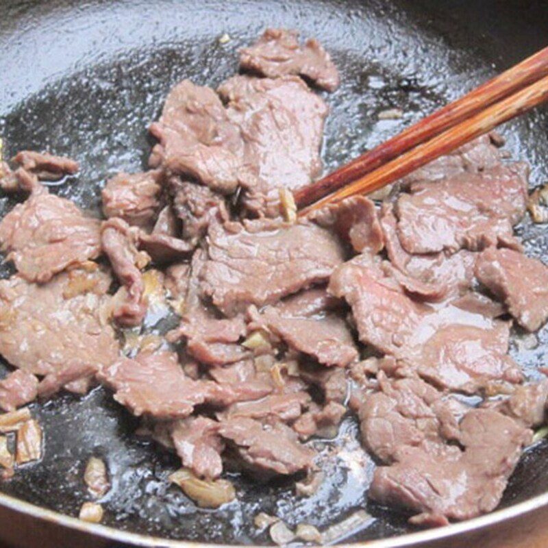 Step 2 Stir-fry the beef and lotus root for Stir-fried Lotus Root with Beef