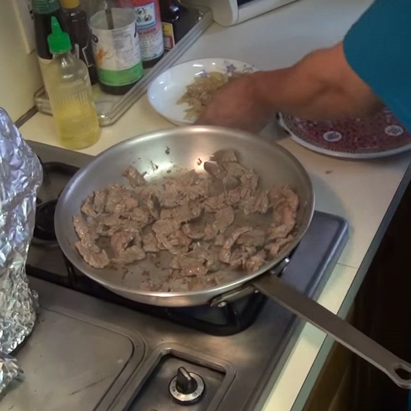 Step 2 Sautéed beef with onions and cheese Beef stir-fried sandwich