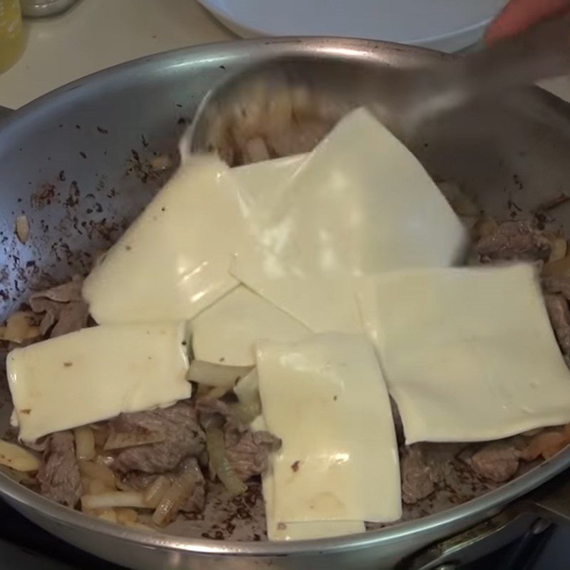 Step 2 Sautéed beef with onions and cheese Beef stir-fried sandwich