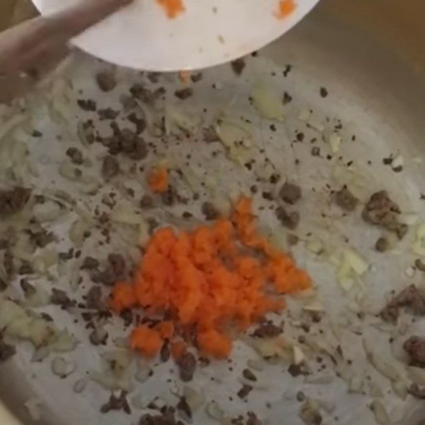 Step 3 Stir-fry beef with onion and carrot Beef onion porridge