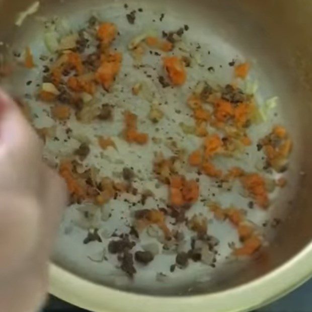 Step 3 Stir-fry beef with onion and carrot Beef onion porridge