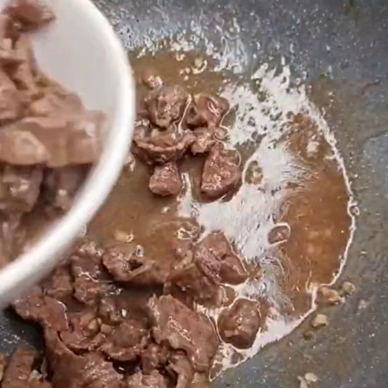 Step 2 Stir-fry beef: Stir-fried beef with leaves