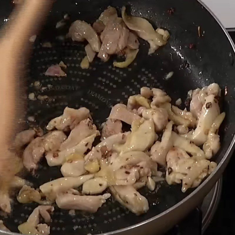 Step 3 Stir-fry the chicken Stir-fried papaya with chicken