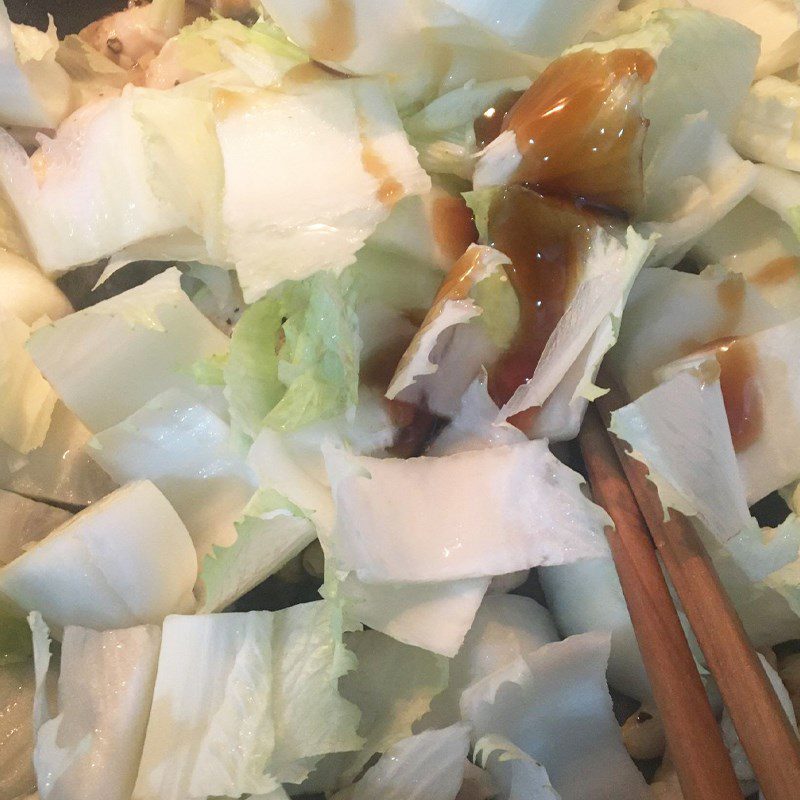 Step 3 Stir-fried chicken with napa cabbage Stir-fried napa cabbage with chicken