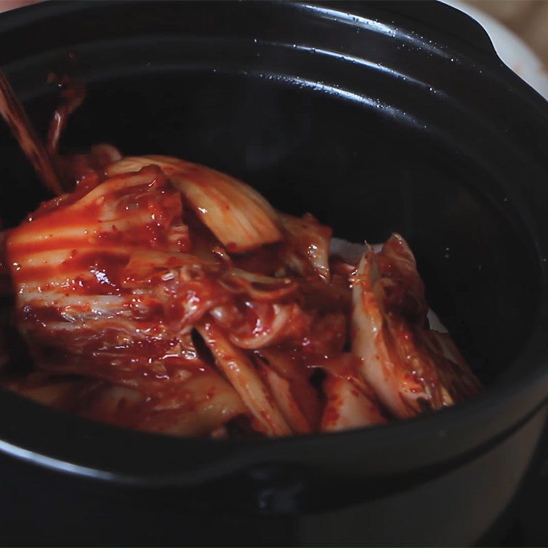 Step 2 Stir-fried pork and kimchi Kimchi pork soup