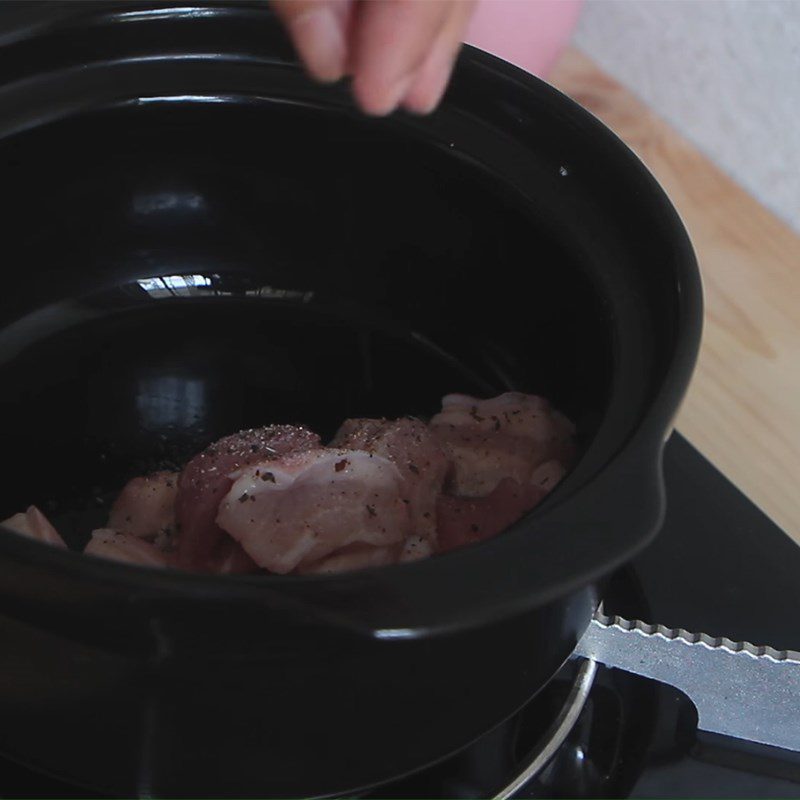 Step 2 Stir-fried pork and kimchi Kimchi pork soup