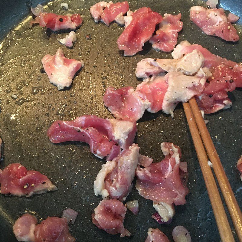 Step 3 Stir-fry the pork with carrots Stir-fried pork with carrots