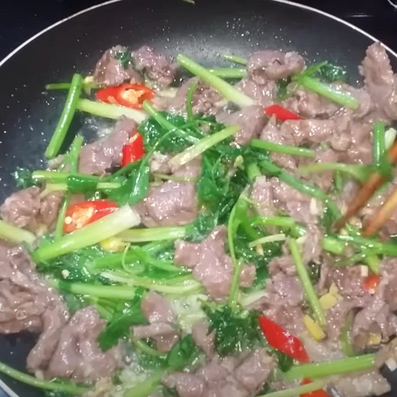 Step 4 Stir-fried buffalo meat Stir-fried buffalo meat with celery