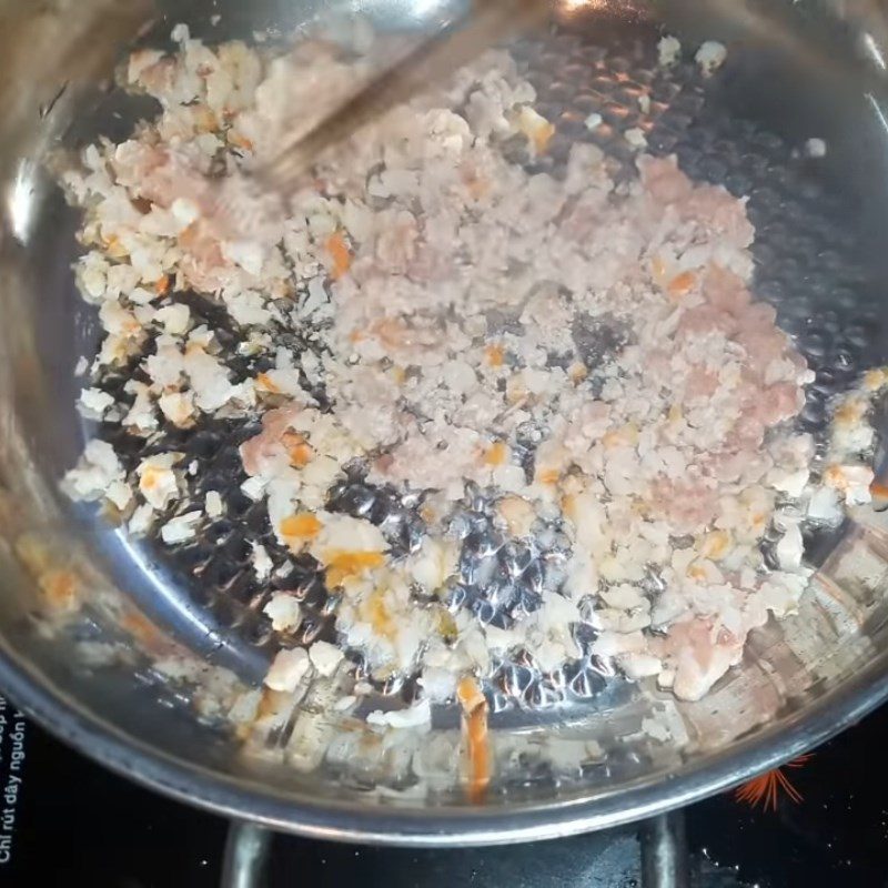 Step 3 Stir-fry meat and shrimp Fried shrimp