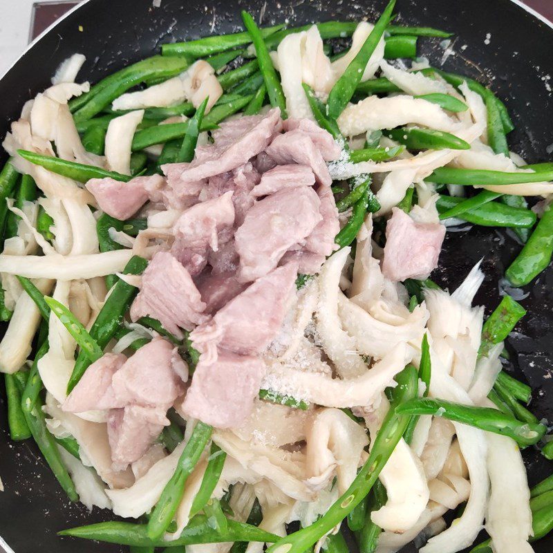 Step 3 Stir-fry the meat with the ingredients Stir-fried green beans with oyster mushrooms and minced pork