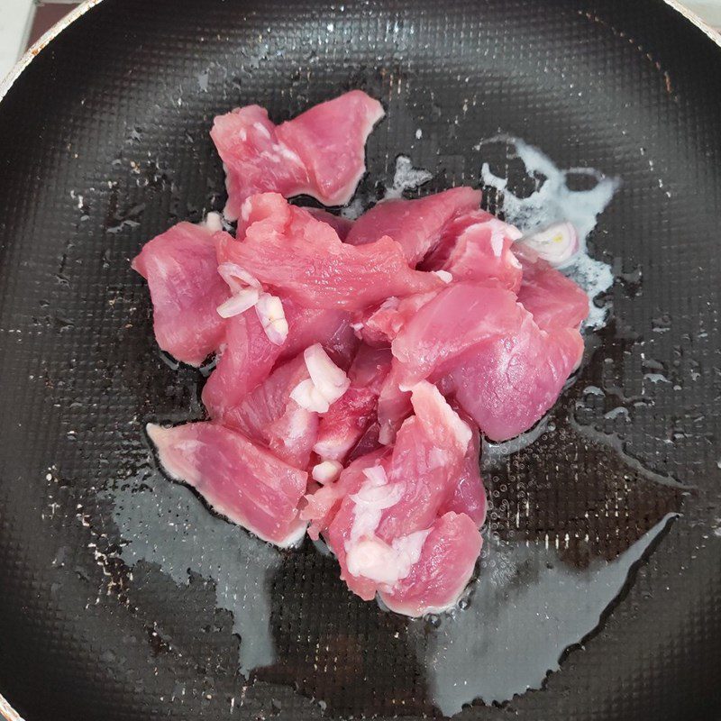 Step 3 Stir-fry the meat with the ingredients Stir-fried green beans with oyster mushrooms and minced pork