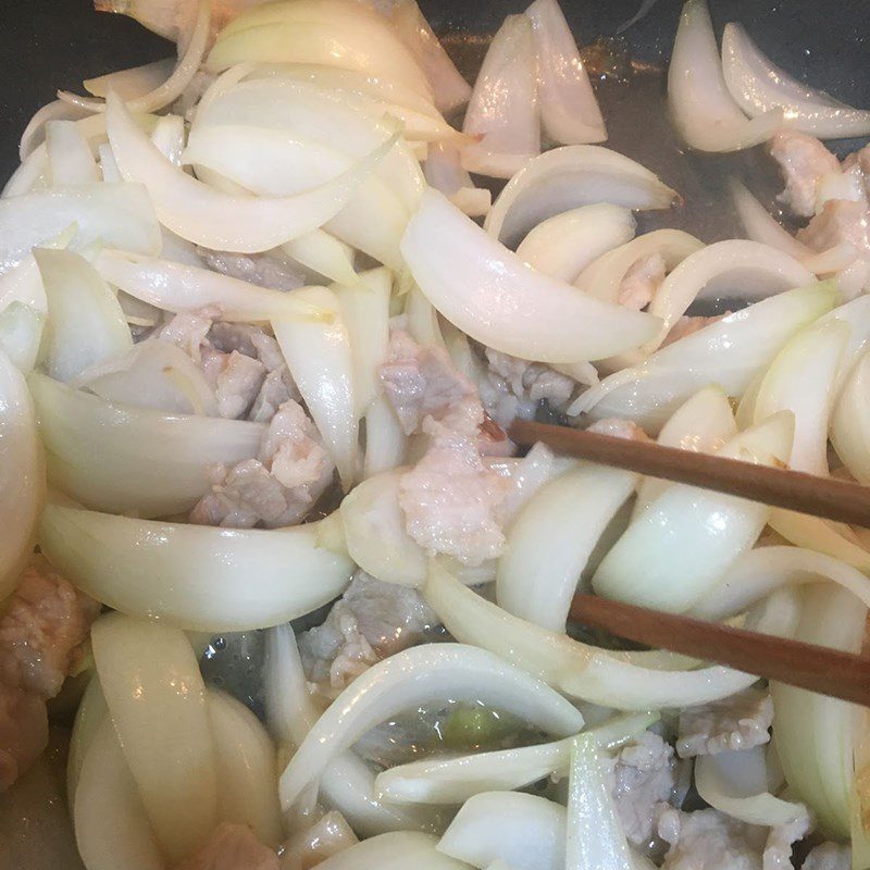 Step 2 Stir-fry the meat with onions Stir-fried pork with onions