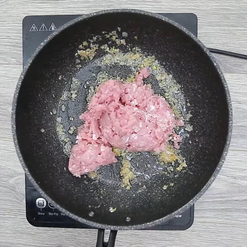 Step 3 Stir-fry meat with shrimp paste