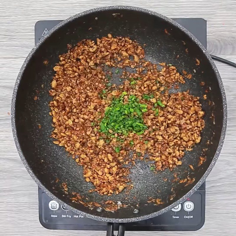 Step 3 Stir-fry meat with shrimp paste