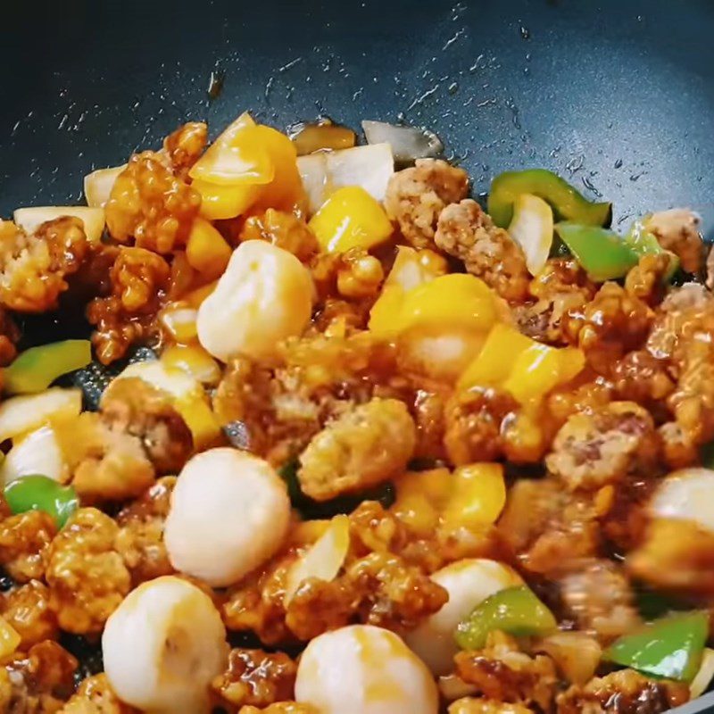 Step 5 Stir-fried meat with sauce and vegetables Pork stir-fried with lychee