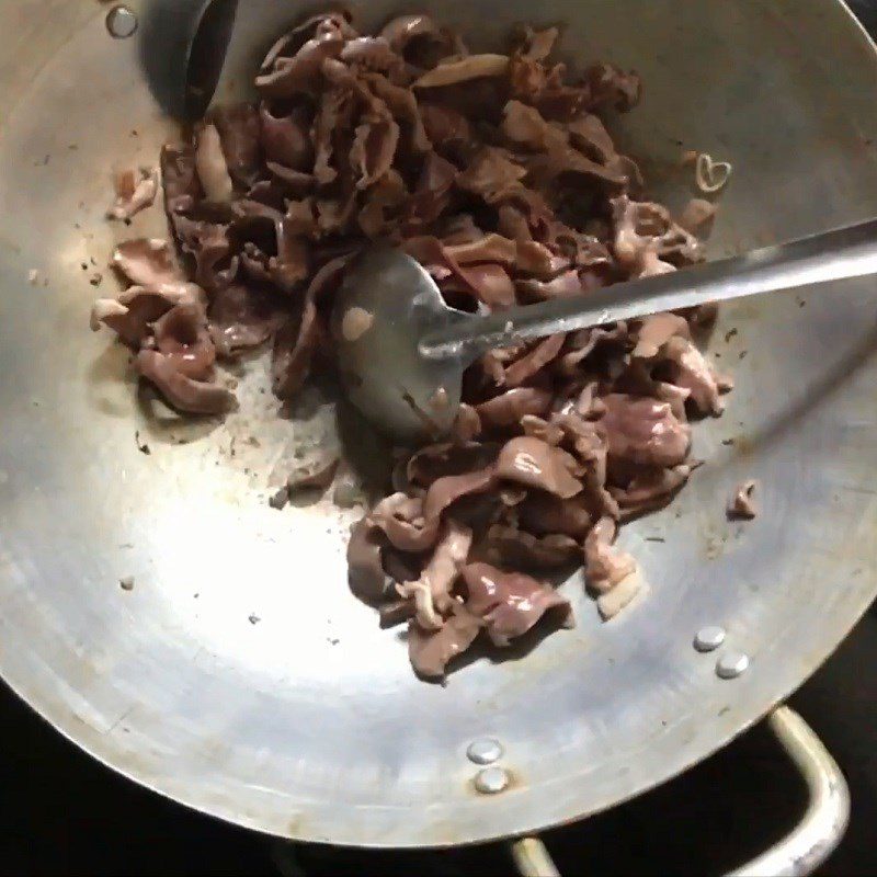 Step 3 Stir-fry the pork heart Pork heart stir-fried with bean sprouts