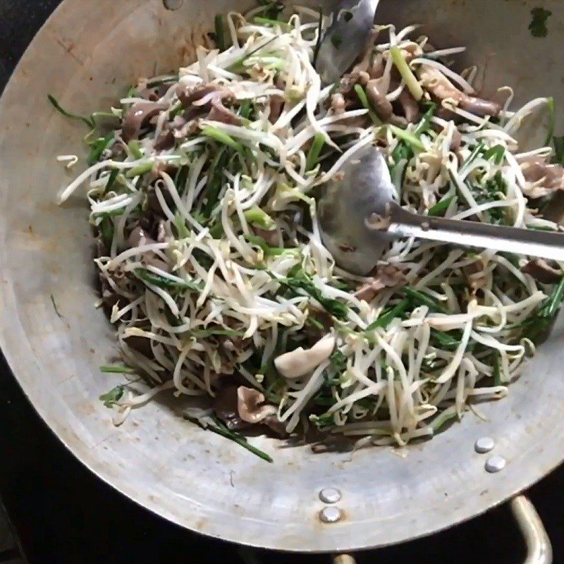 Step 3 Stir-fry the pork heart Pork heart stir-fried with bean sprouts