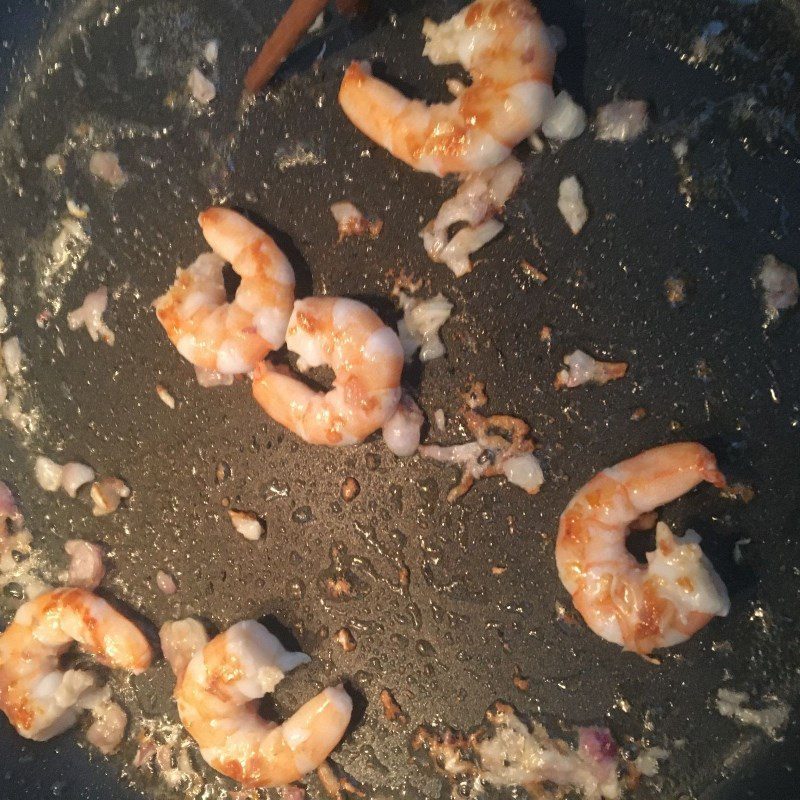 Step 2 Sauté shrimp with chrysanthemum Fresh shrimp stir-fried with chrysanthemum