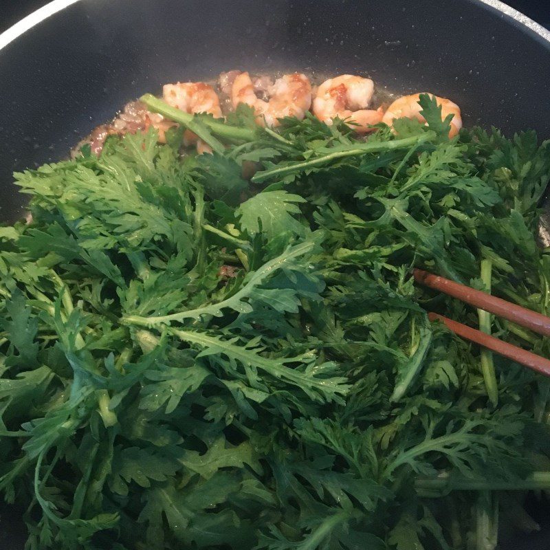 Step 2 Sauté shrimp with chrysanthemum Fresh shrimp stir-fried with chrysanthemum