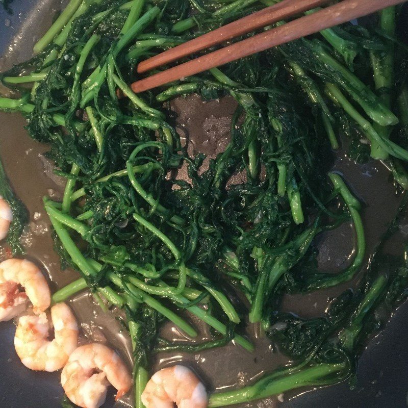 Step 2 Sauté shrimp with chrysanthemum Fresh shrimp stir-fried with chrysanthemum