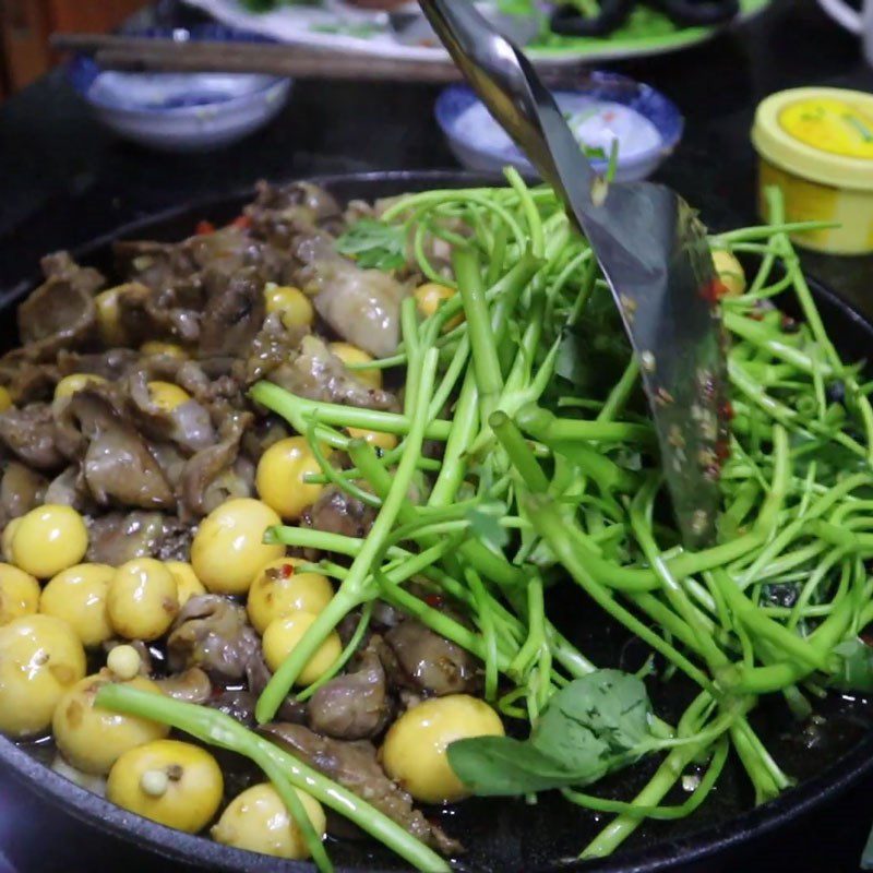 Step 4 Stir-fried soft eggs and chicken intestines with vegetables Soft eggs stir-fried with butter, garlic, and water spinach