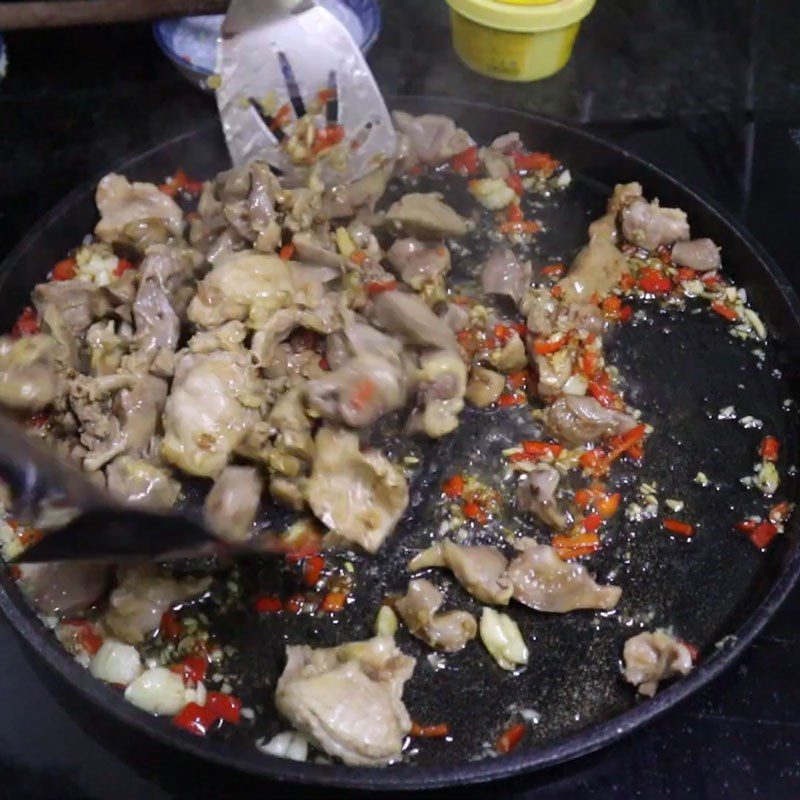 Step 4 Stir-fried soft eggs and chicken intestines with vegetables Soft eggs stir-fried with butter, garlic, and water spinach